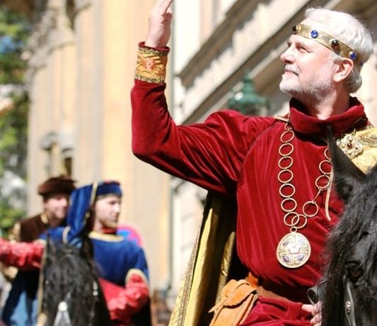 Královský průvod opět zamíří z Prahy na Karlštejn