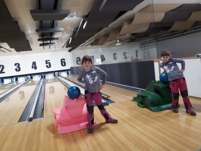 Vybavení pro děti - mantinely na dráze, lehké koule a dráček. Bowling Smíchov je perfektním místem! Foto: ©Bowling Smíchov