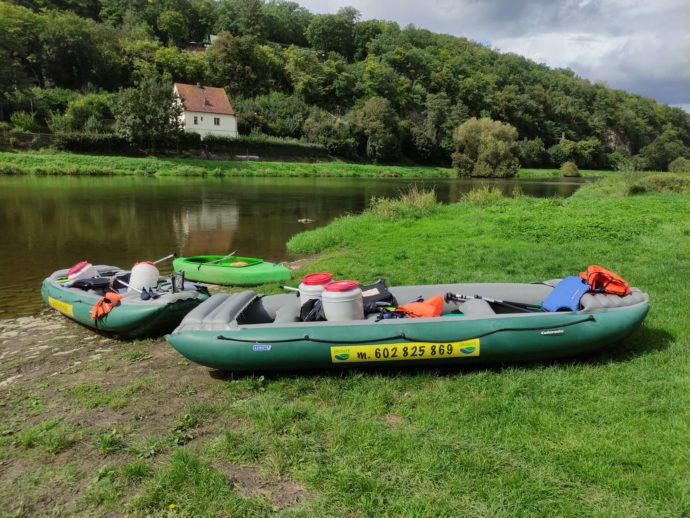 Vybaveni na vodácký výlet. Jednodenní splutí Berounky. Foto: ©Kateřina Šimková