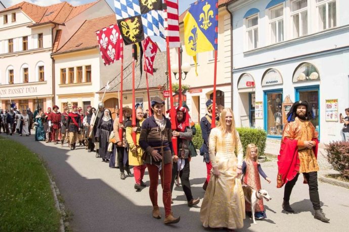Rožmitál pod Třemšínem. Město J. J. Ryby, historických automobilů i vyřezávaných erbů