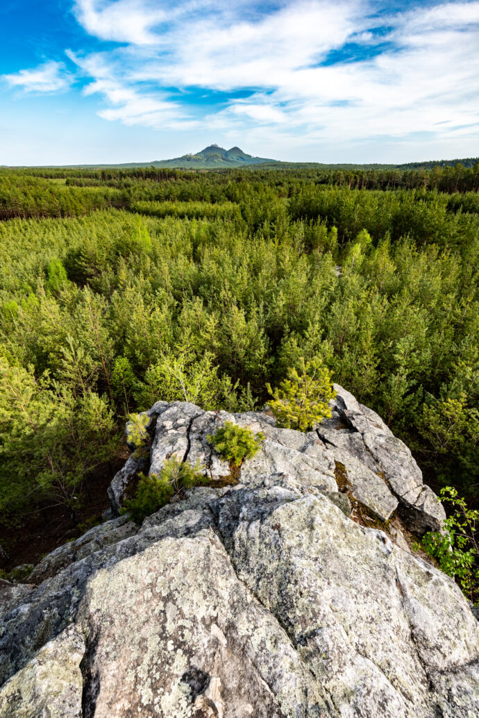 Máchův kraj - skalní masiv Pinka v pozadí Bezděz