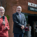 Světoznámá primatoložka Jane Goodall během své řeči před pavilonem Rezervace Dja v Zoo Praha po boku ředitele Zoo Praha Miroslava Bobka. Foto Petr Hamerník, Zoo Praha