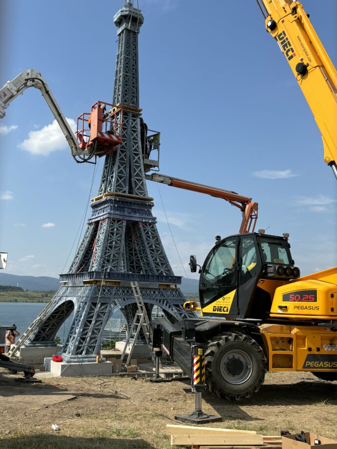 Eiffelova věž u jezera Most. Foto: K. Pekařová