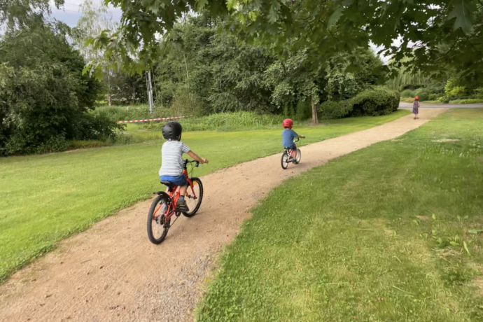 Děti na lehkém kole na výletě