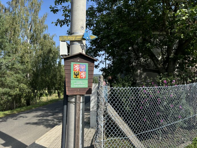 Směrovka na naučnou stezku a pohádkový les