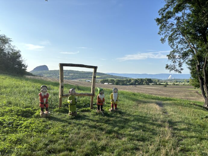 Foto rámeček Hrobčice. V pozadí hora Bořeň. Foto: © K. Pekařová
