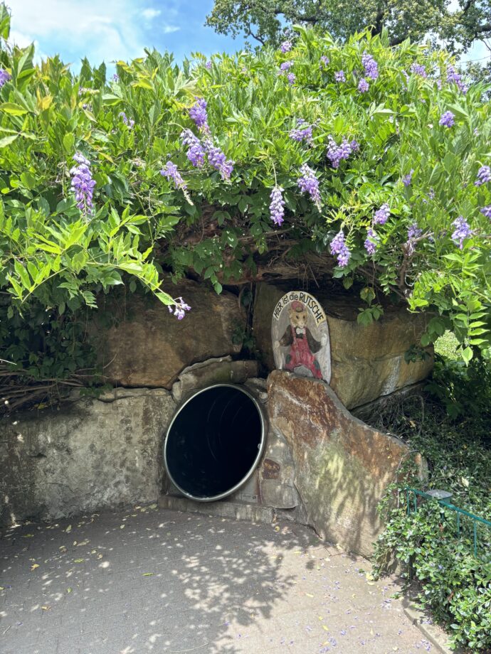 Nenápadná skluzavka pro děti, po které se dostanete do podzemního světa. Dolů vedou i schody. Foto: ©K. Pekařová