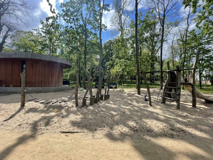 Kavárna na Dřevo s hřištěm. Foto: ©Dominika Mištíková