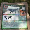 Cedule s názvy dinosaurů jsou u každé postavy. Foto: © K. Pekařová