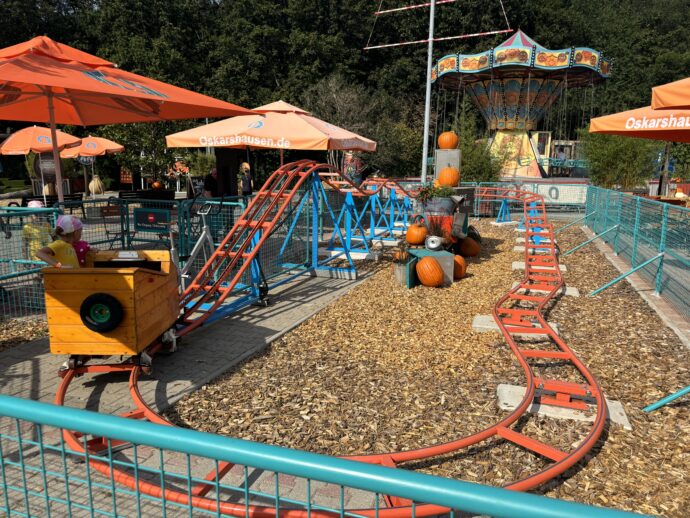 V parku je mnoho atrakcí zdarma. Jednou z nich je i horská dráha, kterou poháníte šlapáním jao na kole.  Foto: © K. Pekařová