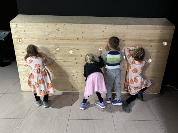 Všechny děti jsou zvědavé! Foto: © K. Pekařová