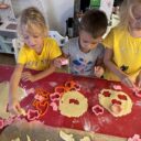 Pečení máslových sušenek s dětmi. Foto: © K. Pekařová