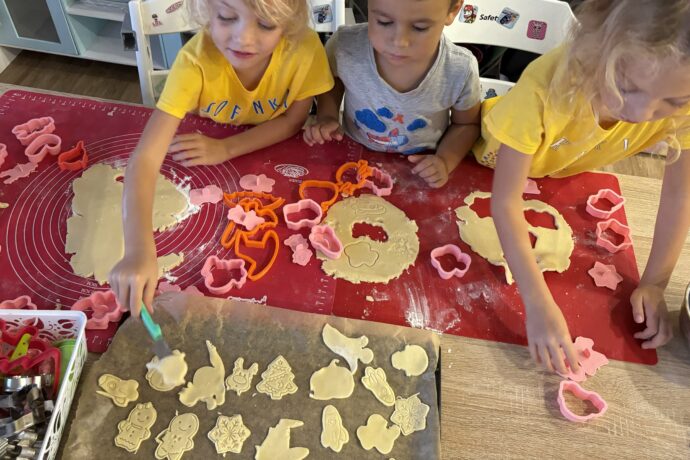 Pečení máslových sušenek s dětmi. Foto: © K. Pekařová