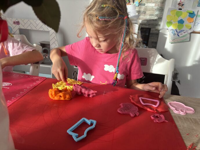 Modelína je u dětí velmi oblíbená. Z té domácí je radost ještě větší. Foto: © K. Pekařová