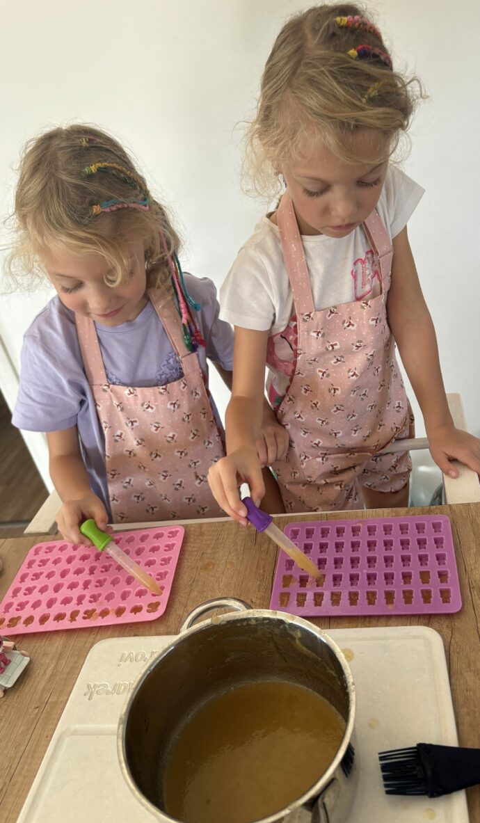 Přípravu bonbónů zvládnou i děti. Jen dejte pozor při plnění, protože směs je horká. Foto: ©K. Pekařová