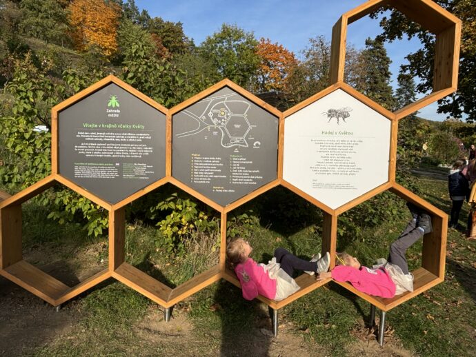 V zahradě mEDU se toho dozvíte hodně o včelách a jejich společenství. Botanická zahrada Praha. Foto: © KPek