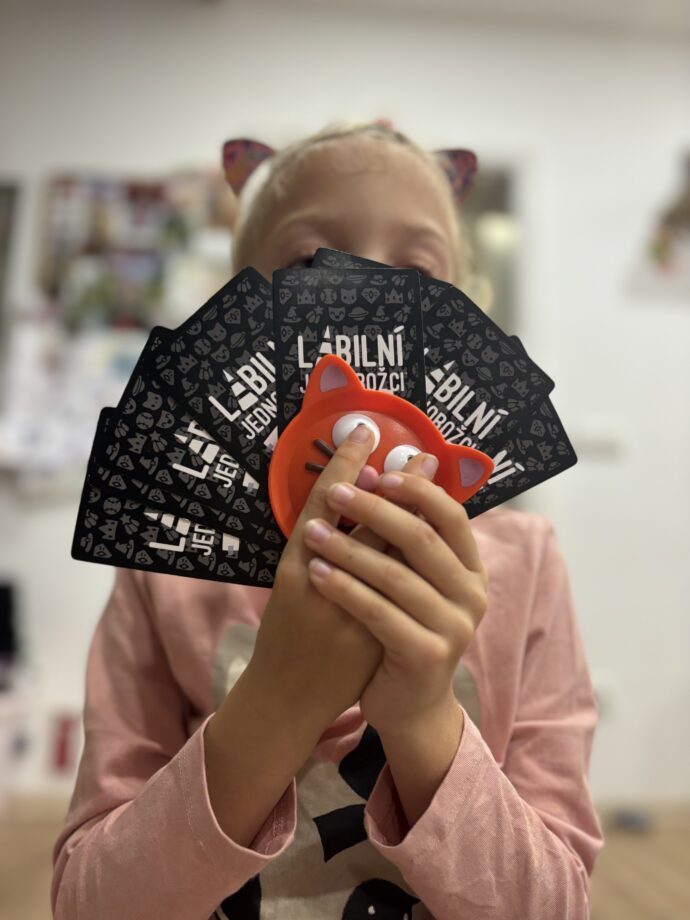 Držáček na karty pro malé ručičky je super vychytávka. Foto: ©KPek