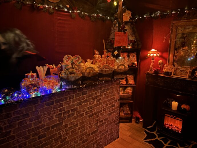 V halloweenské zahradě si můžete dát i malé občerstvení. Foto: © KPek