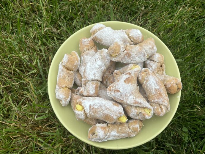 Pečení svatomartinských rohlíčků je skvělá aktivita pro děti. Foto: ©KPek