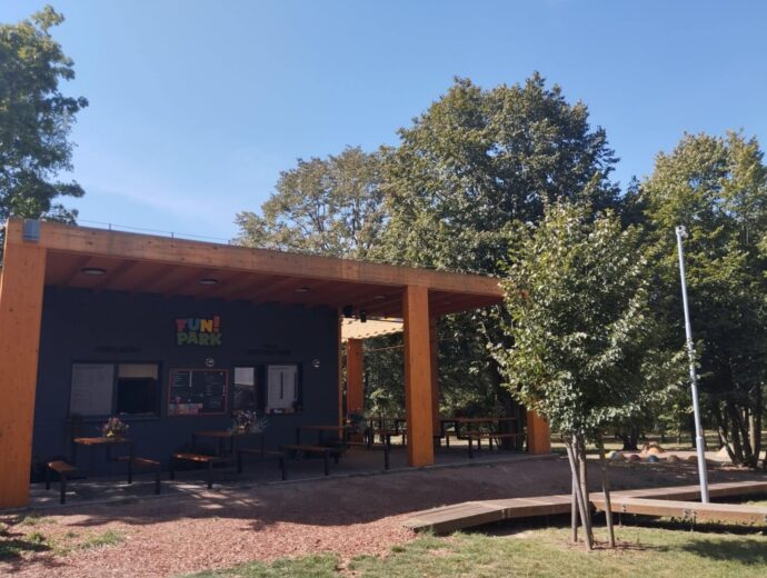 Stánek s občerstvením a zázemím. Foto © KatBer