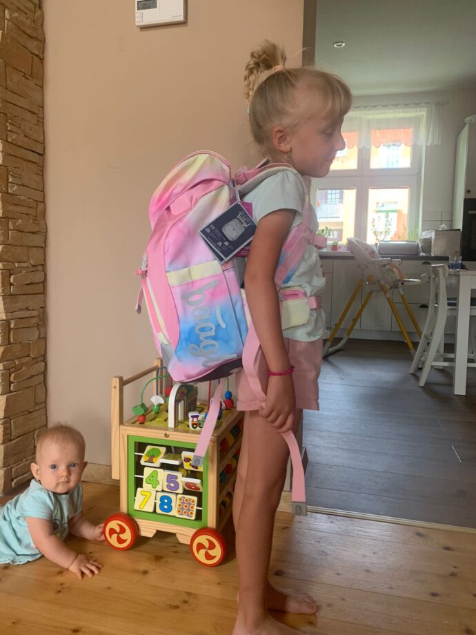 Nejlehčí aktovka na trhu (650g) na slečně měřící 112 cm. Foto: ©H.Kos