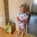 Nejlehčí aktovka na trhu na slečně měřící 112 cm. Foto: ©H.Kos