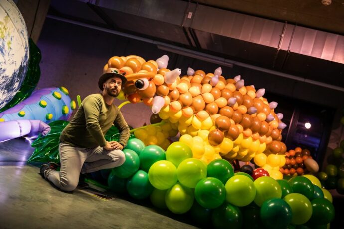 Zažijte svět dinosaurů s balónkovým rekordmanem Tomášem Okurkem!