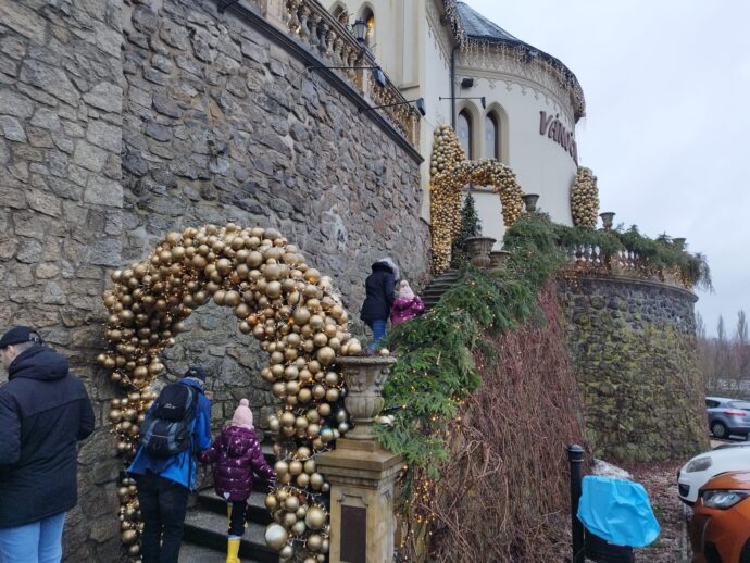 Oblouky z vánočních ozdob zvou k návštěvě Vánočního domu v Karlových Varech. Foto: © R.Rustler