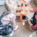 Stavebnice jsou u dětí oblíbené. Tohle je domeček prasátka Peppy, sedící na duplo. Foto:© KPek