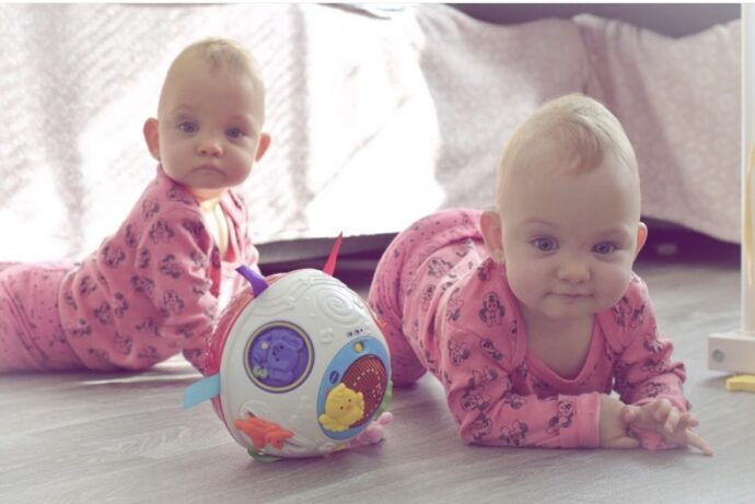 Neposlušný míček batolata motivuje k pohybu. Foto: ©KPek