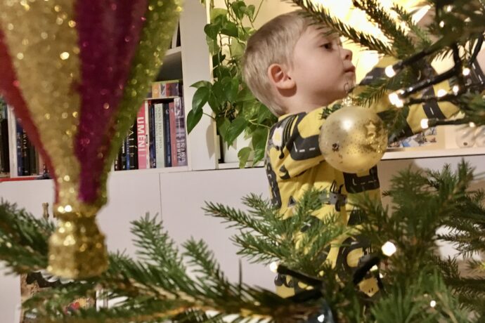 Zdobení vánočního stromečku. Foto: ©Šárka Kobrynová