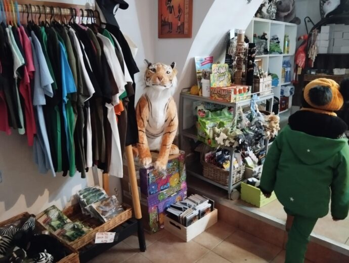 Zoo Dvorec, obchůdek v občerstvení. Foto © KatBer