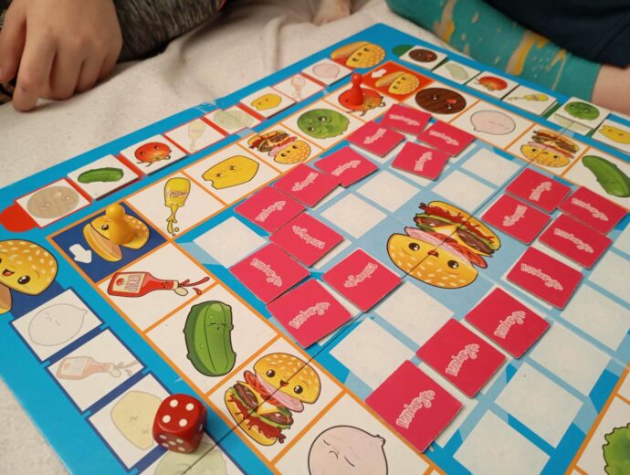  Desková hra, při níž si každý hráč musí vytvořit svůj hamburger. Foto: ©Sabina Huřťáková