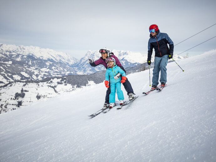Skifahren mit der Familie in St Johann in Salzburg josalzburg com. Foto: ©Mirja Geh