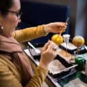 Malování vlastní ozdoby v tvůrčí dílně. Foto: ©Koulier