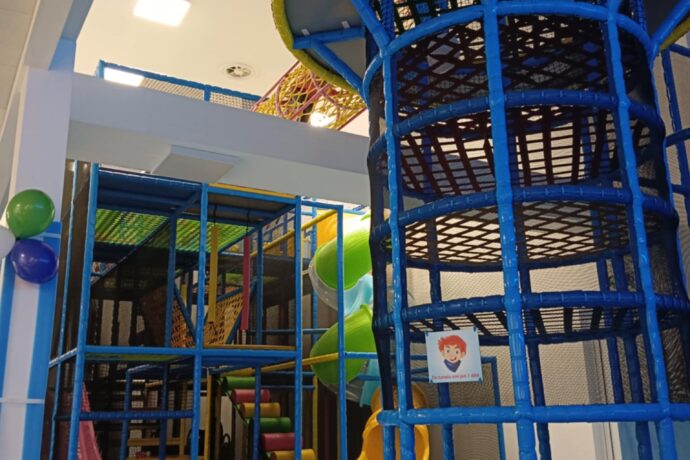 Nová dětská herna Playkid ve Frymburku. Lezecká stěna, skákací hrad i tobogán