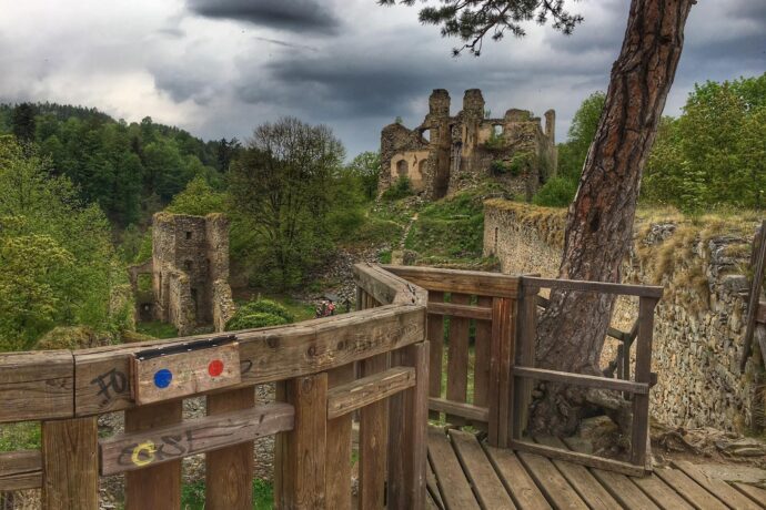 Dívčí kámen u Třísova je velkolepá hradní zřícenina. Nabízí i zábavnou hru se skřítkem