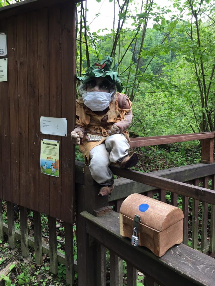 Hra se skřítkem na zřícenině Dívčí kámen. Foto © se svolením Sabinah