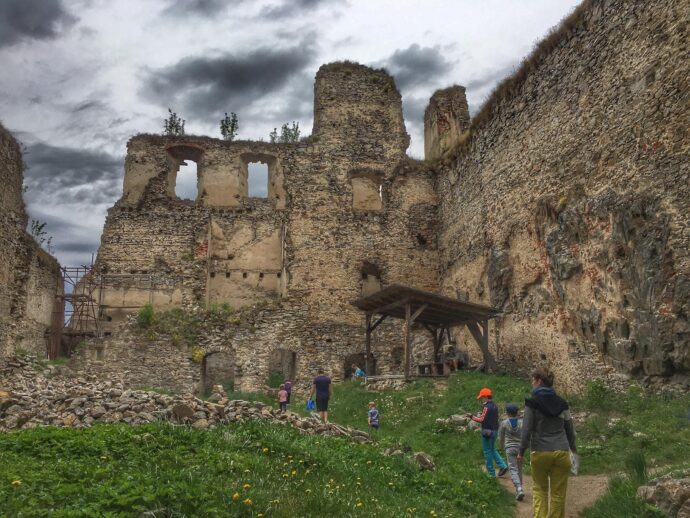 Zřícenina Dívčí kámen. Foto © se svolením Sabinah