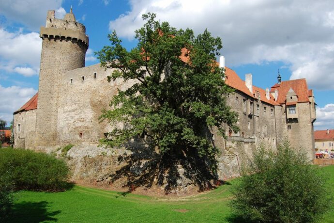 Kam s dětmi ve Strakonicích? Hopík, hradní safari i strakonické Stonehenge děti nadchne