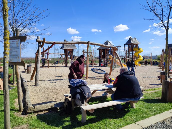 Zoo Chleby. U dětského hřiště je také posezení pro dospělé. Foto © se svolením Lucie Stříbrná