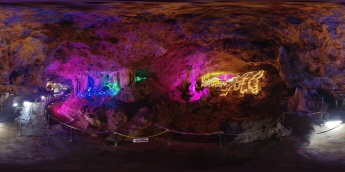 Krápníková jeskyně. foto © AsPJT, CC0, via Wikimedia Commons