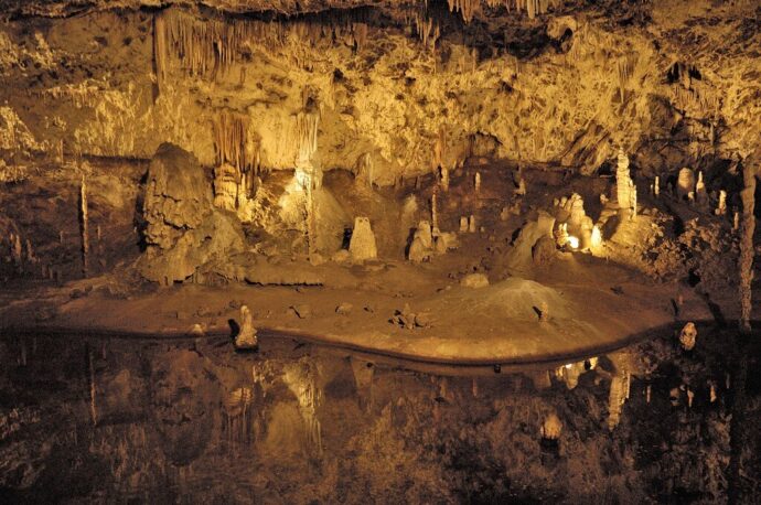 Punkevní jeskyně. Foto © Doronenko, CC BY-SA 3.0 Wikimedia Commons