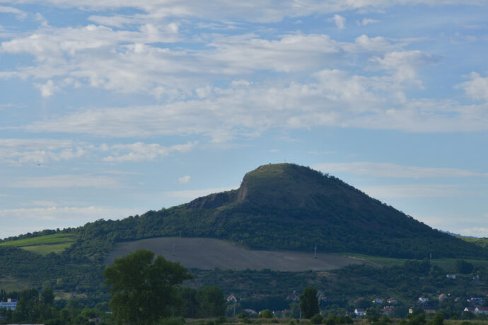 Radobýl. Foto © Autor Jiří Komárek, Wikipedia, CC BY-SA 4.0