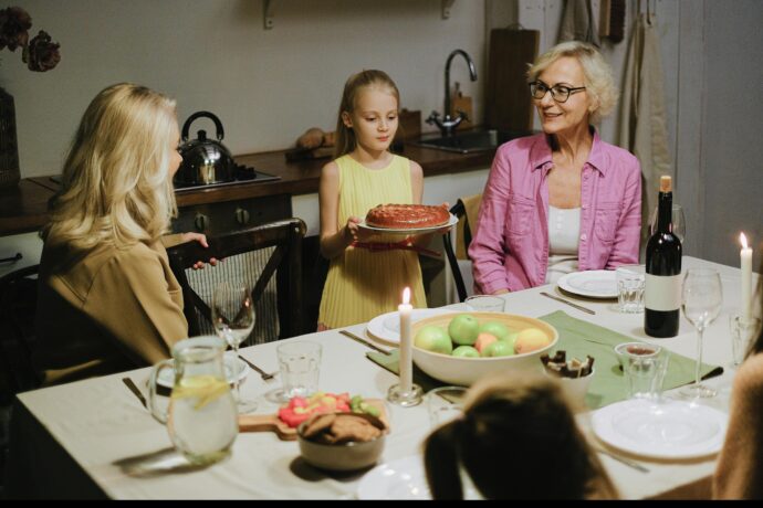 Večeře s tchýní. Foto © Pexels, Anna Shvetz