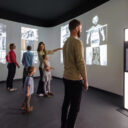 Vytvořte si svojí vlastní pražskou sochu. Fotografování a filmování u nás není zakázáno, ale vřele doporučeno. Foto: ©Praga Magica