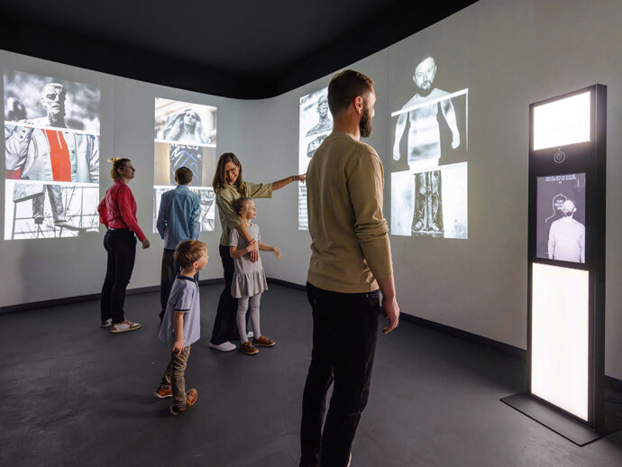 Vytvořte si svojí vlastní pražskou sochu. Fotografování a filmování u nás není zakázáno, ale vřele doporučeno. Foto: ©Praga Magica