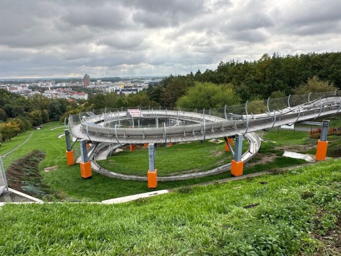 Bobová dráha Prosek a ikonické prvky – například dvě zatáčky o 360°. Foto: ©Bobová dráha Prosek 