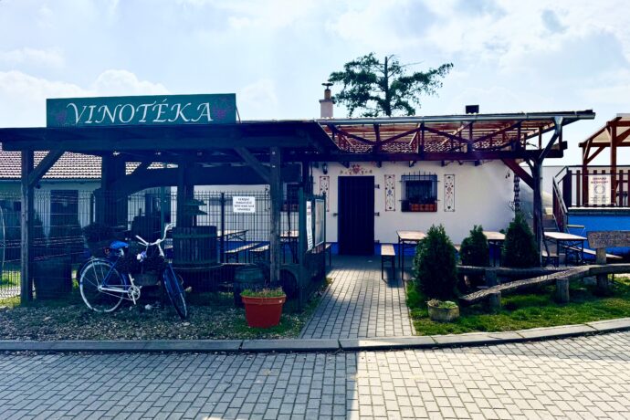 Vinotéka za obecňákem Vranovice. Foto: ©Petra Štulová