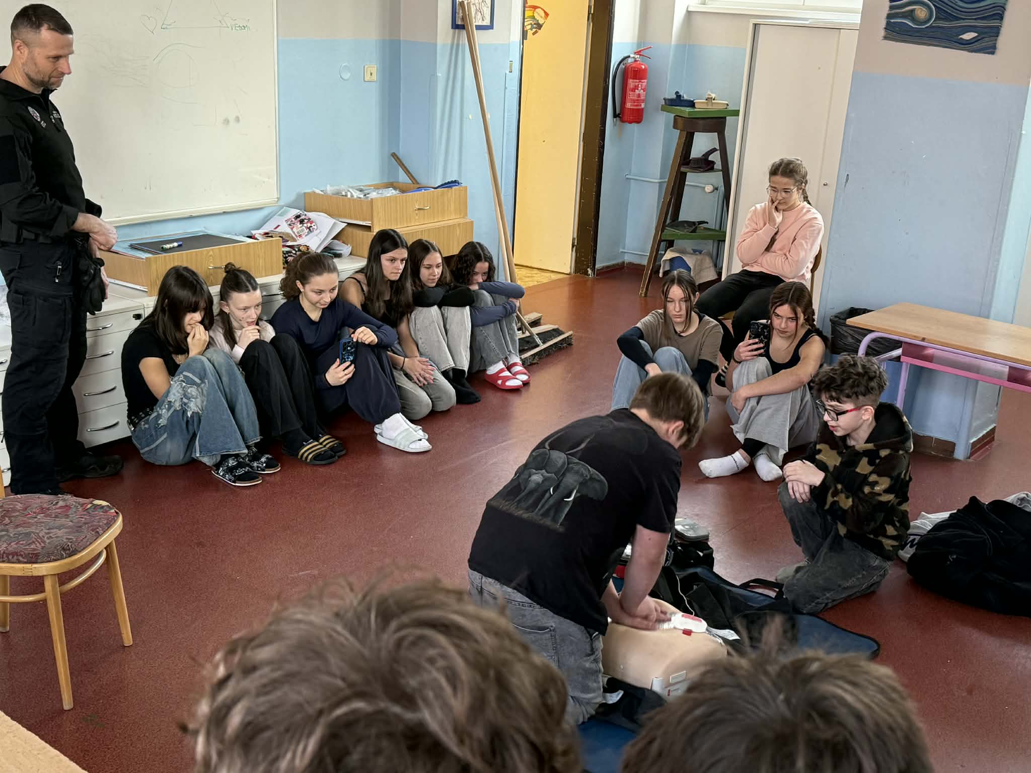 Žáci ze ZŠ Pod Skalkou při nácviku první pomoci, Foto: © roznov.cz